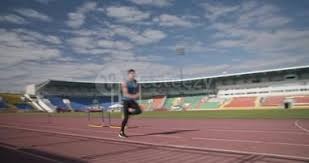 小卡关键抢断竟是犯规！裁判三秒两误判抢戏，快船19分逆转胜局遭质疑